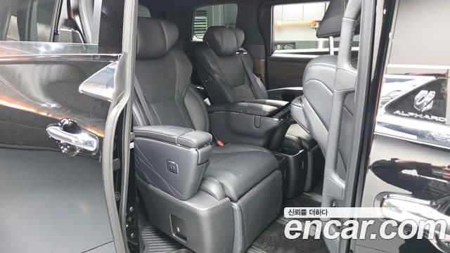 Toyota Alphard 2.5 HEV Executive AWD - миниатюра 12